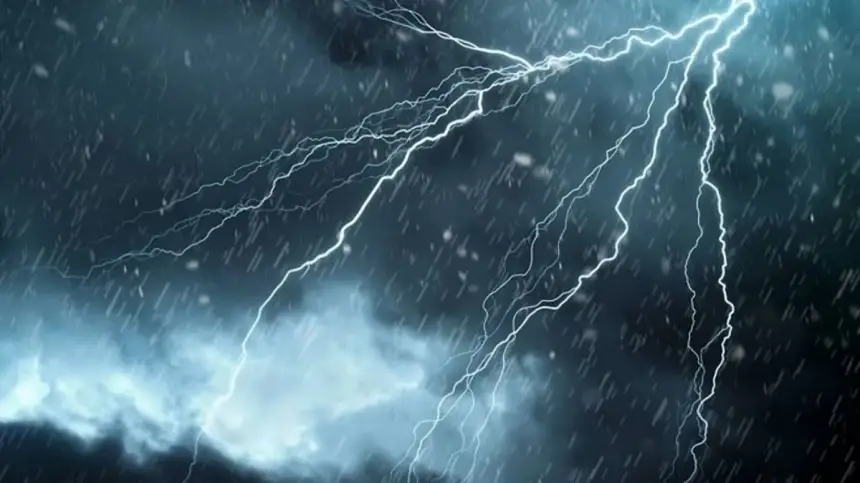 اللهم أغثنا ..  نزول زخات رعدية مصحوبة بحبات من البرد بعدد من أقاليم المملكة